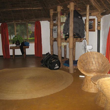 Honey Badger Lodge Moshi Habitación foto